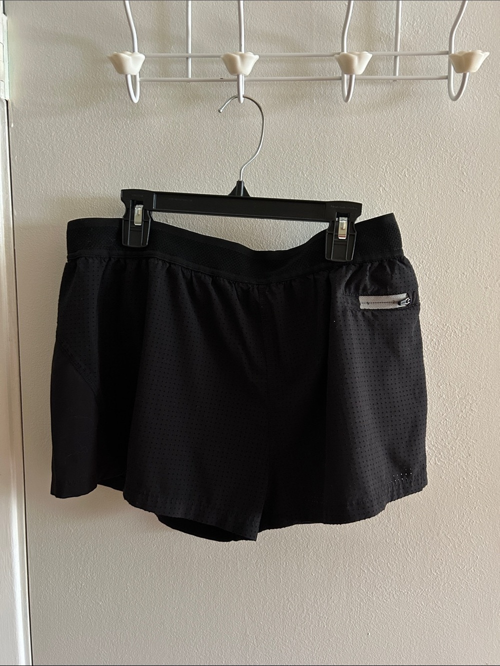 Vuori shorts Women’s Black Athletic Running Shorts medium